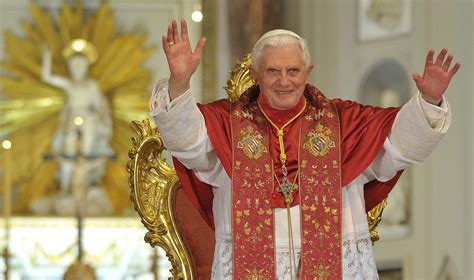 Foto di Papa Benedetto XVI con in sottofondo la Cattedrale di San Pietro in Vaticano