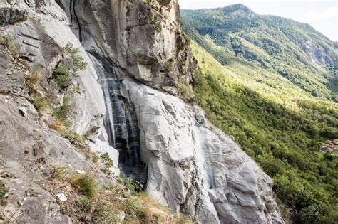 Panoramica delle cascate di Novalesa in estate