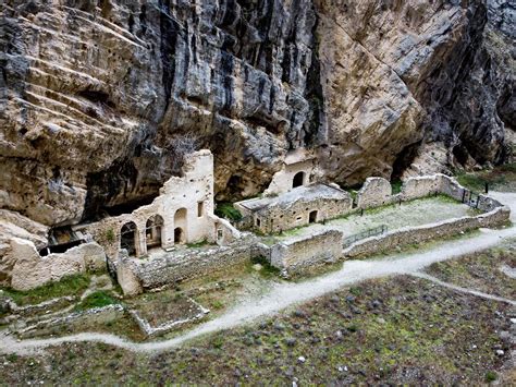 Veduta delle gole rocciose che conducono all'Abbazia di San Martino in Valle