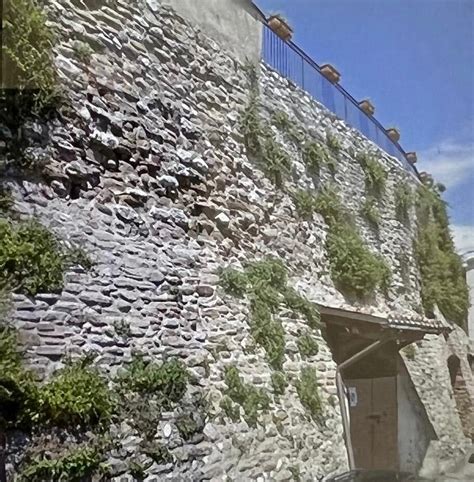 Dettaglio architettonico della cinta muraria o della facciata dell'Eremo di Vico Equense
