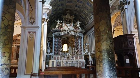 Interno della chiesa dell'Eremo di Vico Equense con l'altare maggiore di Fanzago