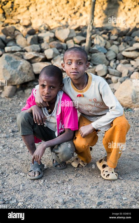 bambini etiopi che giocano in una scuola