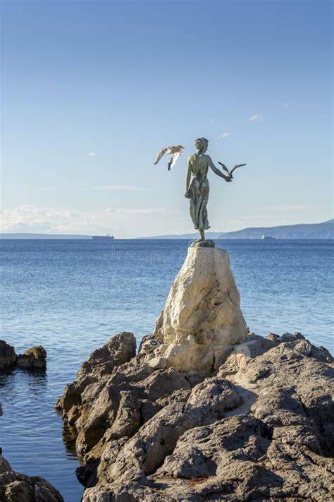 Foto panoramica della statua della Ragazza con il Gabbiano al tramonto