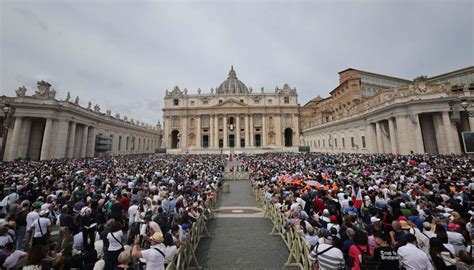 Foto di fedeli in preghiera in Piazza San Pietro
