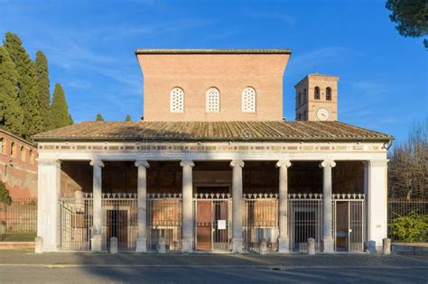 Esterno della Basilica di San Lorenzo fuori le Mura con la statua di Pio XII
