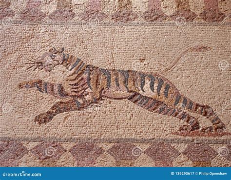Dettaglio di statuette archeologiche incastonate nell'intonaco del municipio di Caselle