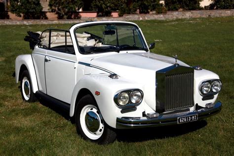 Foto di diverse auto d'epoca lussuose come Rolls Royce e Volkswagen Maggiolone