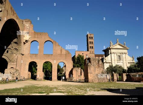 Chiesa di Santa Francesca Romana con il Foro Romano sullo sfondo