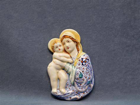 Foto della Madonna con il Bambino in ceramica maiolicata di Angelo Biancini