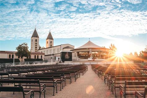 Sacerdoti in confessionale all'aperto a Medjugorje