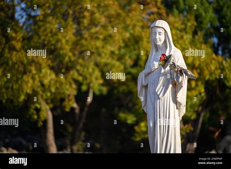 Statua della Vergine Maria che emette luce a Medjugorje