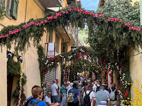 Pietrelcina in festa con fiori e gonfaloni