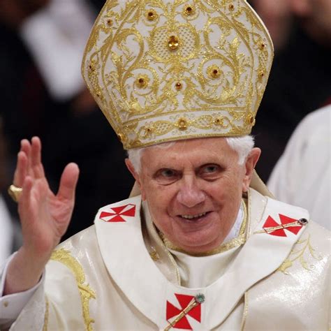 Papa Benedetto XVI in preghiera nella cella di Padre Pio