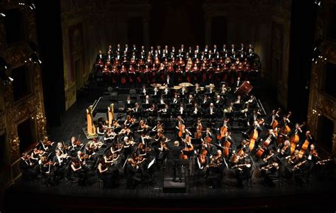 Foto dell'Orchestre de Paris e del Coro diretti da Esa-Pekka Salonen