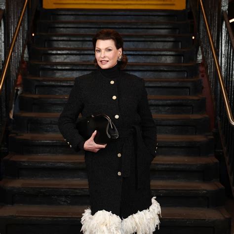 Linda Evangelista con il suo iconico taglio di capelli corto che ha rivoluzionato la moda