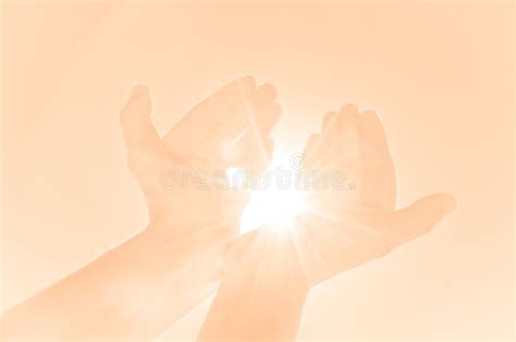 Illustrazione di mani che offrono un cuore a una luce divina