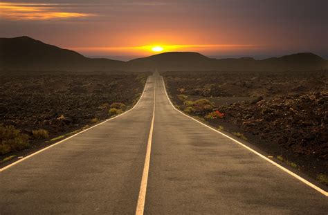 Un paesaggio sereno con una strada che conduce verso un orizzonte luminoso