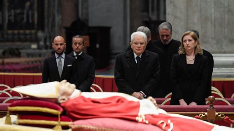 Foto della salma di Papa Emerito Benedetto XVI esposta nella Basilica di San Pietro