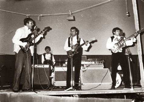 Foto di un gruppo musicale beat degli anni '60, che richiami i