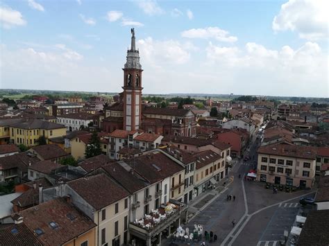 Foto aerea della Chiesa di San Bartolomeo a Sant'Angelo Lodigiano che mostra la sua posizione rispetto al fiume