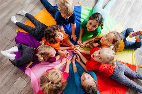Famiglie e bambini partecipano a giochi di gruppo durante una festa parrocchiale