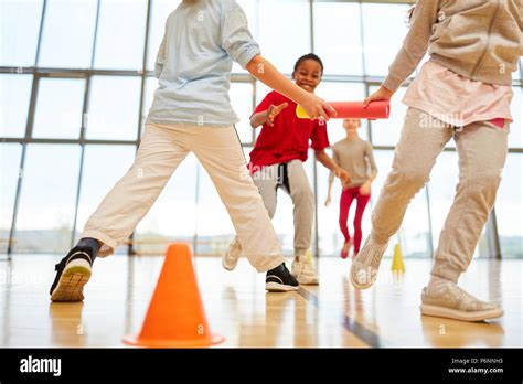 Bambini impegnati in una staffetta all'aperto, simbolo di collaborazione