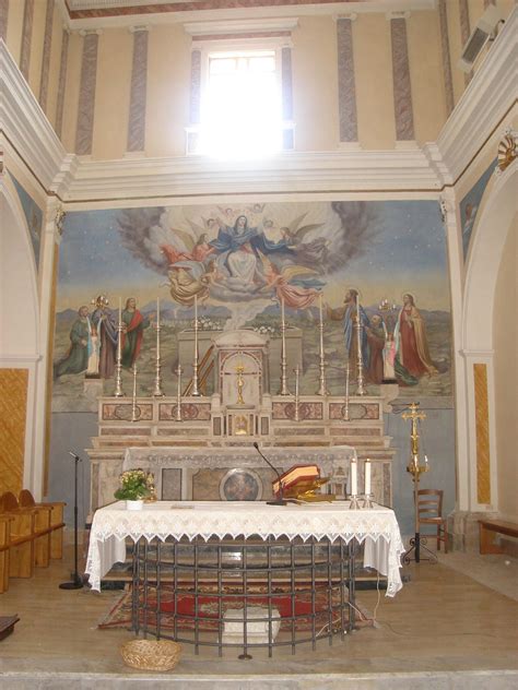 Foto dell'interno della Chiesa Madre di Colli a Volturno durante una celebrazione solenne