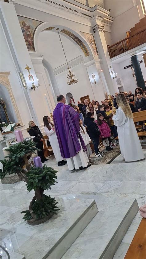 Foto di Don Vincenzo Frino che celebra messa o sorride alla comunità