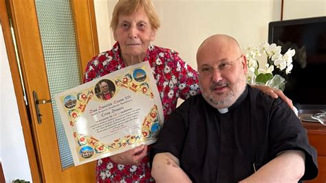 Sacerdote sorridente che riceve gli auguri di compleanno in una chiesa