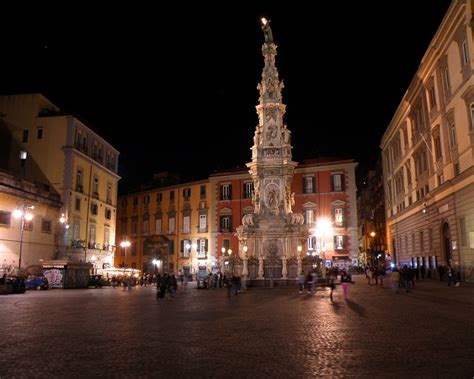 La Guglia dell'Immacolata al centro di Piazza del Gesù Nuovo