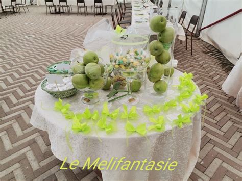 Esempio di allestimento elegante per un ricevimento di Cresima in giardino con dettagli floreali e decorazioni sobrie.