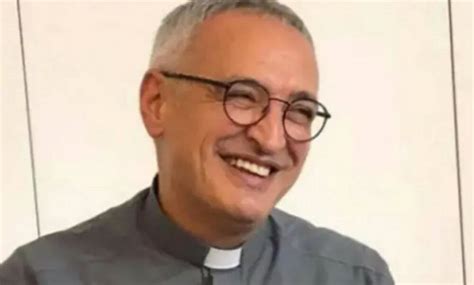 Foto di Padre Giuseppe Galliano durante un momento di preghiera