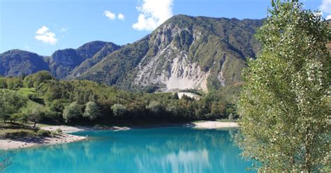 Foto panoramica del Lago di Cei con le montagne circostanti
