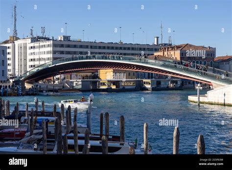 Vista esterna dell'Hotel Abbazia con il Ponte della Costituzione sullo sfondo