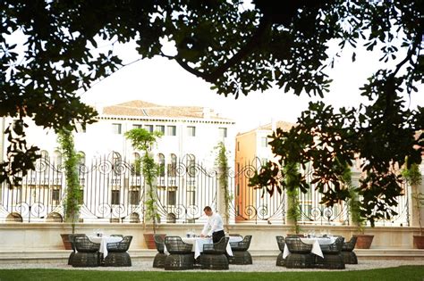 Giardino dell'Hotel Abbazia con tavolini e sedie, ideale per la colazione