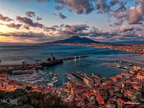 Veduta panoramica di Castellammare di Stabia all'alba o al tramonto