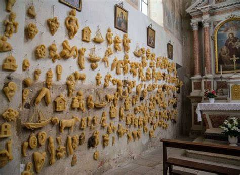 Foto di un prezioso ex voto o di un reliquiario storico
