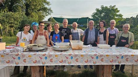 Volontari dell'Associazione V.A.D.A. impegnati in un'attività con gli ospiti