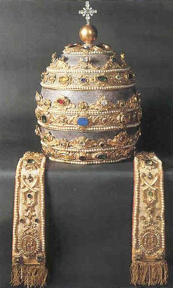 Rappresentazione storica della tiara papale con le tre corone