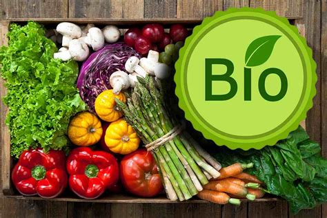 Scaffali di un eco store con prodotti alimentari biologici sfusi e prodotti per la cura della persona naturali