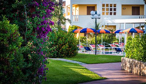 Foto di un villaggio montano accogliente e accessibile, con persone che socializzano