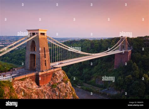Foto tematica di Bristol: ponte sospeso di Clifton con la città sullo sfondo