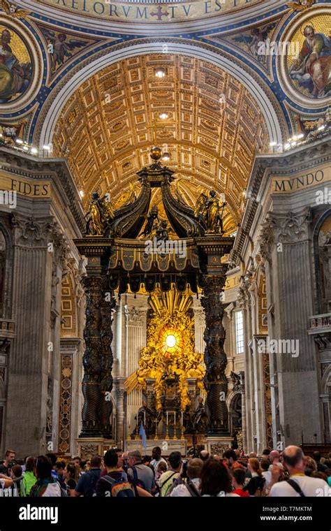 Interno della navata unica della Chiesa di San Pietro Apostolo con altare maggiore