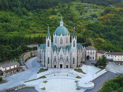 Foto panoramica del Santuario di Maria Santissima Addolorata a Castelpetroso, con la sua forma che ricorda un castello