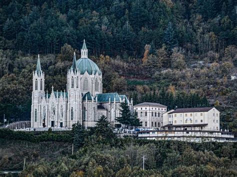 Dettagli architettonici della facciata neogotica del Santuario di Castelpetroso, incluse le lunette e le torri campanarie