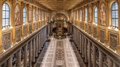 Interno della Basilica, con focus sulla cupola, l'altare maggiore e i mosaici