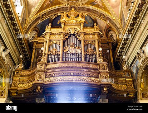 Foto ravvicinata dell'organo a canne all'interno del Santuario di Castelpetroso