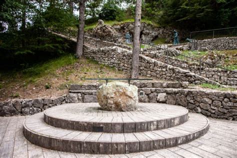 Foto del Piazzale delle Apparizioni con la fonte dell'acqua miracolosa