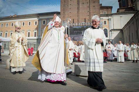 Infografica sulla diminuzione delle vocazioni sacerdotali in Europa e Italia