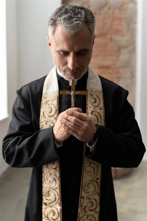 Foto di un sacerdote in conversazione aperta con la gente, lontano da un piedistallo